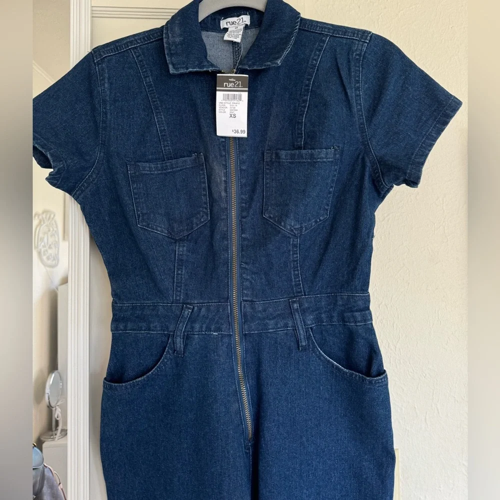 Denim jumpsuitt 🩵 - Picture 2 of 4